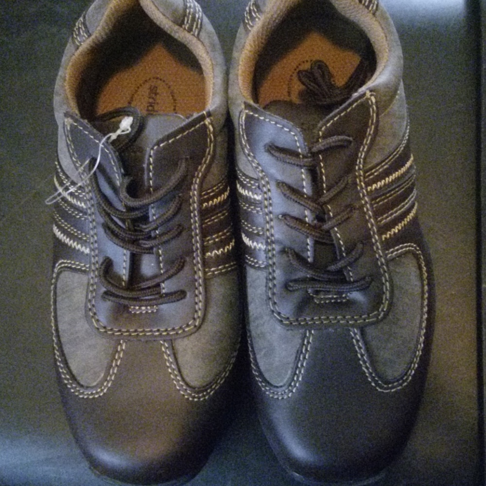 Brand new, never worn Stride Rite Boys Size 1.5